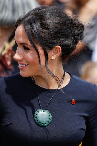 La imagen puede contener accesorios y accesorios de joyería de collar con colgante de persona humana