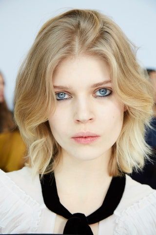 La imagen puede contener Rostro Persona humana Mujer Mujer Adolescente Rubia Niña Niño Niño y cabeza