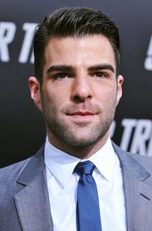 Bild kann enthalten Zachary Quinto Gesicht Mensch Person Haar Haarschnitt Darsteller Mann und Grübchen
