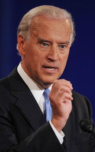 La imagen puede contener Audiencia Multitud Persona humana Discurso Cara Joe Biden y Conferencia
