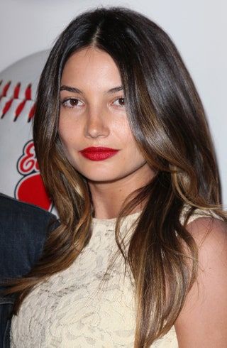 Bild kann Lily Aldridge Face Human Person Lipstick Cosmetics and Home Decor enthalten