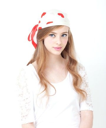 La imagen puede contener Ropa Vestimenta Persona humana Sombrero y diadema