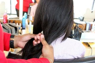 La imagen puede contener cabello humano, dedo y reloj de pulsera