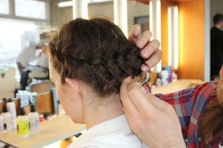 La imagen puede contener cabello y dedos de una persona humana