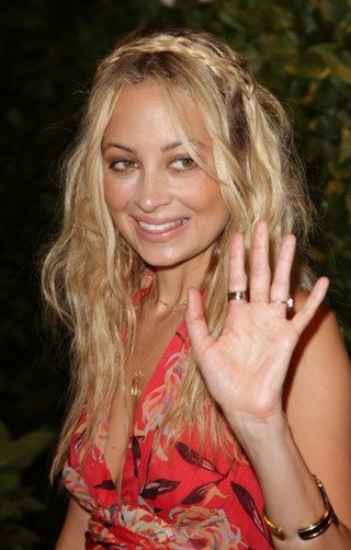 La imagen puede contener Nicole Richie Human Person and Finger