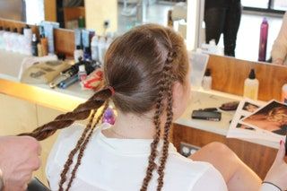 La imagen puede contener cabello humano y trenza.