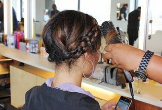 La imagen puede contener una persona humana, cabello, electrónica, teléfono, teléfono móvil y teléfono celular.