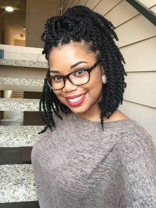 Esta imagen puede contener Rostro Persona humana Suéter Ropa Ropa Cabello Mujer y Sonrisa