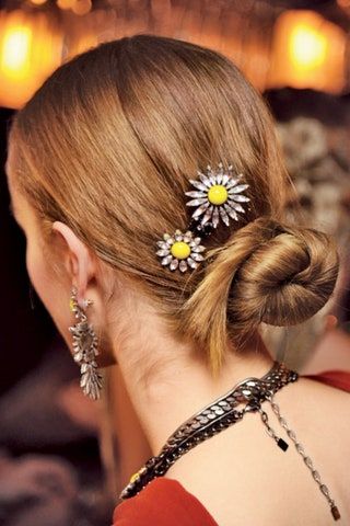 Nuotraukoje gali būti „Human Person Hair Slide Necklace“ papuošalų priedai ir aksesuarai