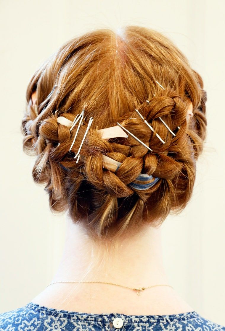 Esta imagen puede contener trenza de cabello humano y persona.
