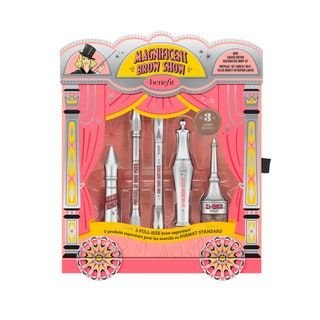 En rosa låda med Benefit Cosmetics Magnificent Brow Show Full Size Eyebrow Value Set på en vit bakgrund