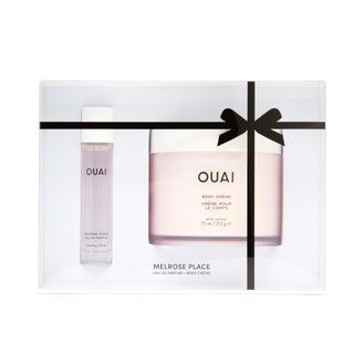 En vit ask med OUAI Melrose Place grädde och dimma på en vit bakgrund