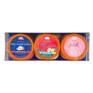 Tre färgglada baljor med Tree Hut Sugar Scrubs på en vit bakgrund