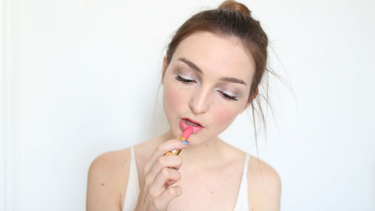 Bild kann Gesicht Mensch Finger Lippenstift und Kosmetik enthalten
