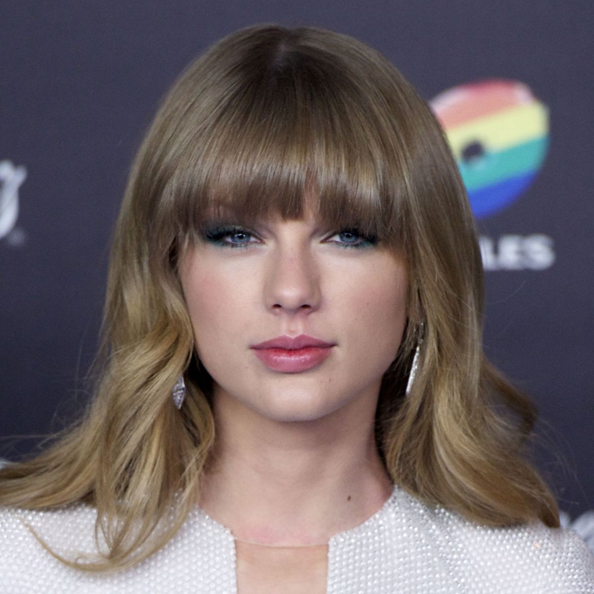 La imagen puede contener la cara de la persona humana de Taylor Swift y la decoración del hogar