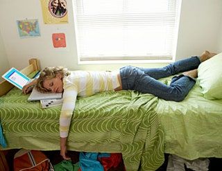 La imagen puede contener persona y persona dormida dormida