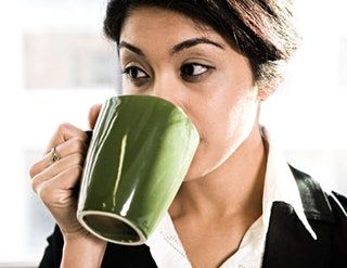 La imagen puede contener Persona humana Taza de café Taza Bebida Bebida y bebida