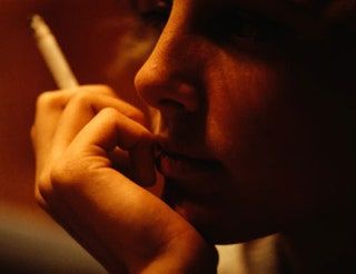 La imagen puede contener una persona humana fumando humo y un dedo.