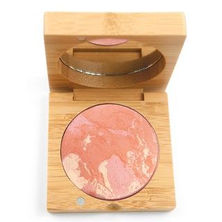 Esta imagen puede contener cosméticos y maquillaje facial.