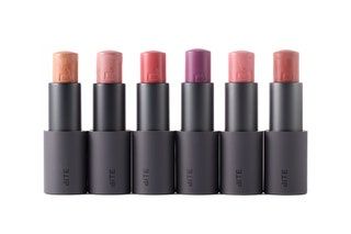 La imagen puede contener cosméticos y lápiz labial