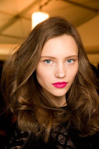 La imagen puede contener Rostro Persona humana Lápiz labial Cosméticos Labio femenino Boca y sonrisa
