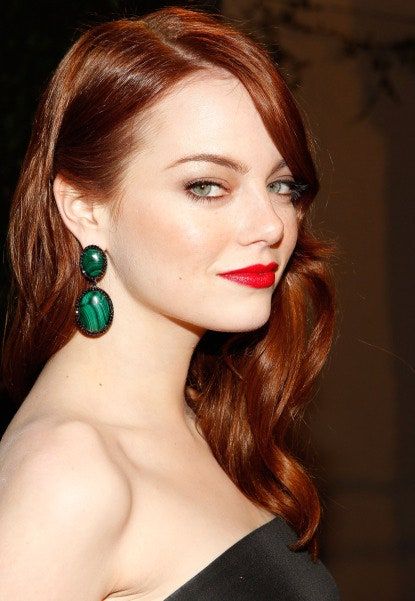La imagen puede contener Emma Stone Accesorios para personas humanas Accesorio Joyas Lápiz labial Cosméticos y piedras preciosas