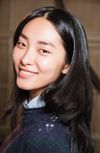 画像には顔の人間の髪の毛と黒髪が含まれている可能性があります