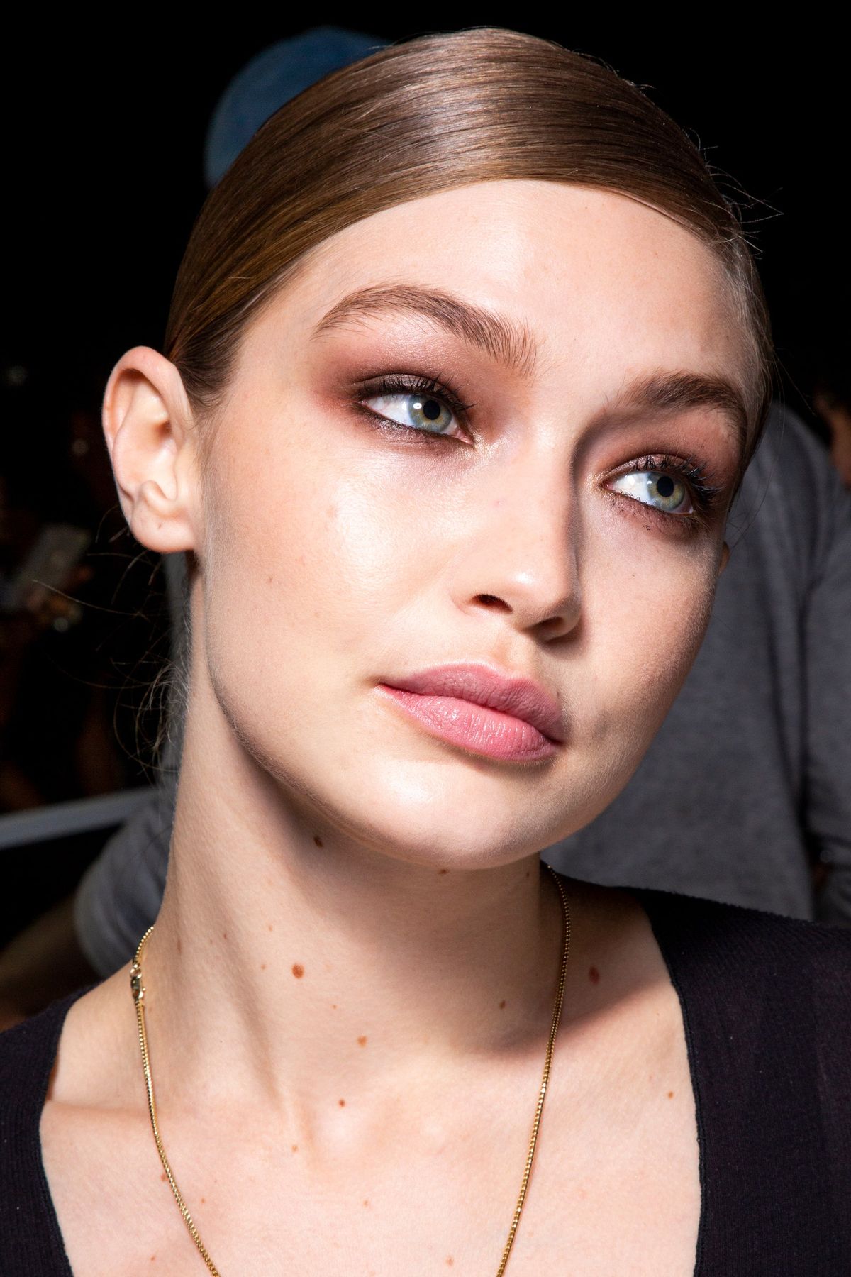 Gigi Hadid en el show de Tom Ford con ojos ahumados