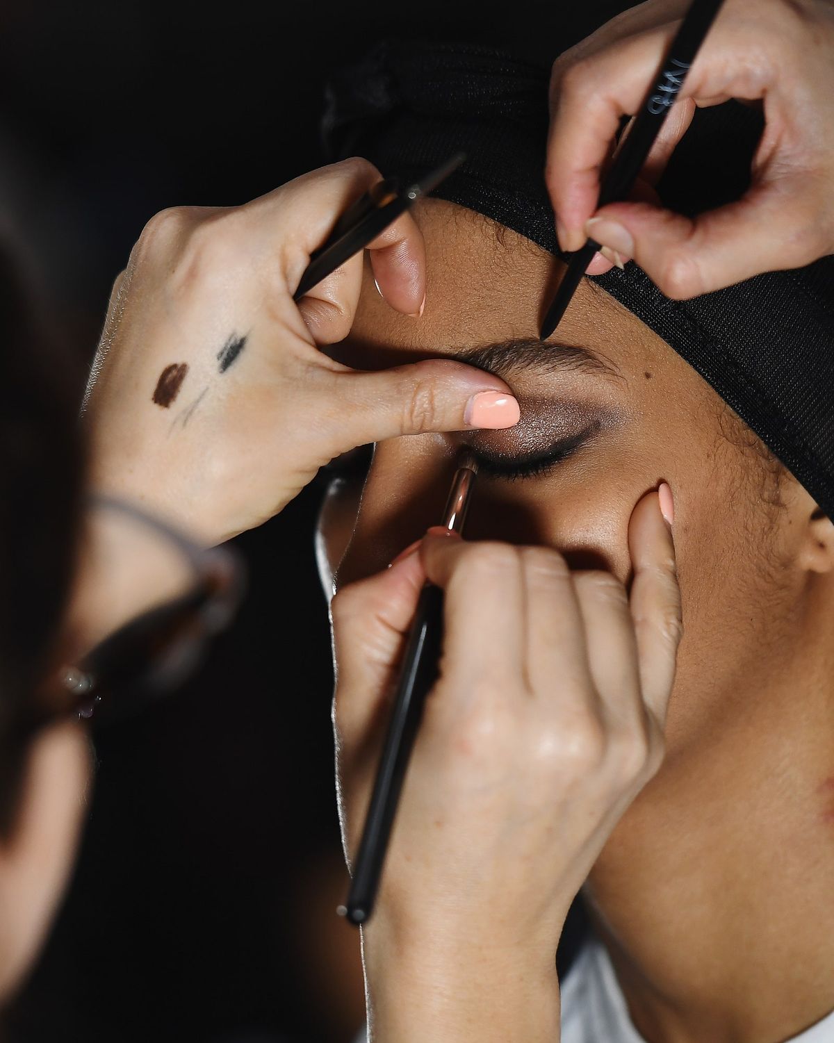 Tom Ford maquilladores detrás del escenario haciendo delineador de ojos