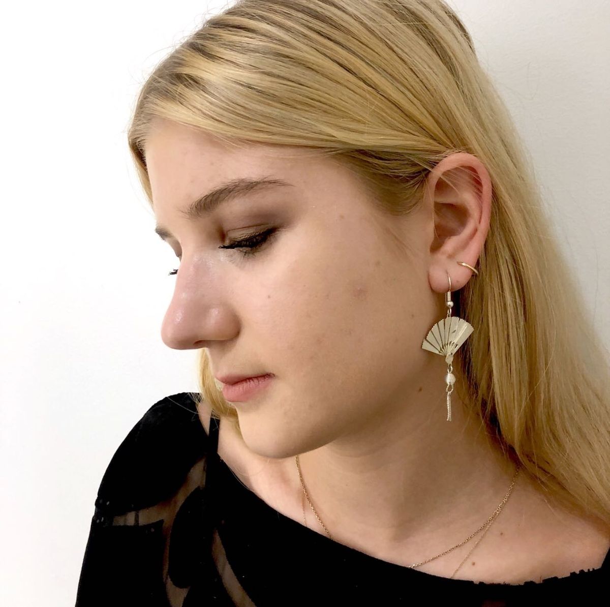La imagen puede contener accesorios para personas humanas, accesorios para rostro y joyas