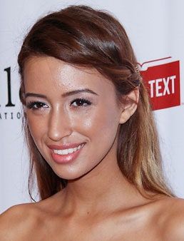 La imagen puede contener Christian Serratos Hair Human Person and Ponytail