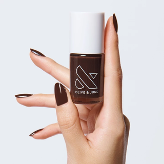 Olivgrüner Juni brauner Nagellack