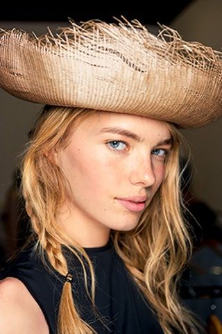 Bilden kan innehålla Clothing Apparel Hat Human and Person