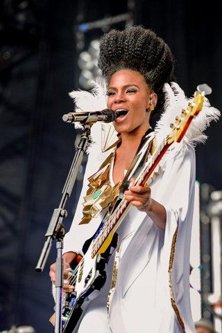 Bilden kan innehålla Musiker Musikinstrument Människoperson Elektrisk anordning Mikrofon Shingai Shoniwa och gitarr