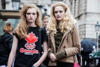 Bilden kan innehålla Clothing Apparel Human Person Sleeve och Gemma Ward