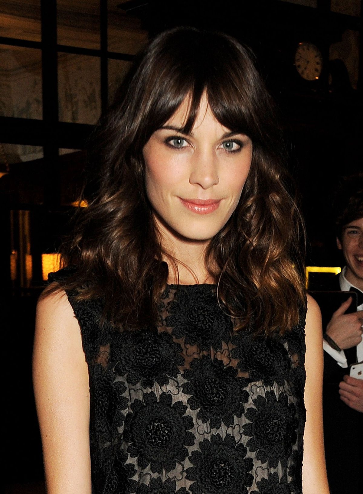 La imagen puede contener Persona humana y decoración del hogar de Alexa Chung