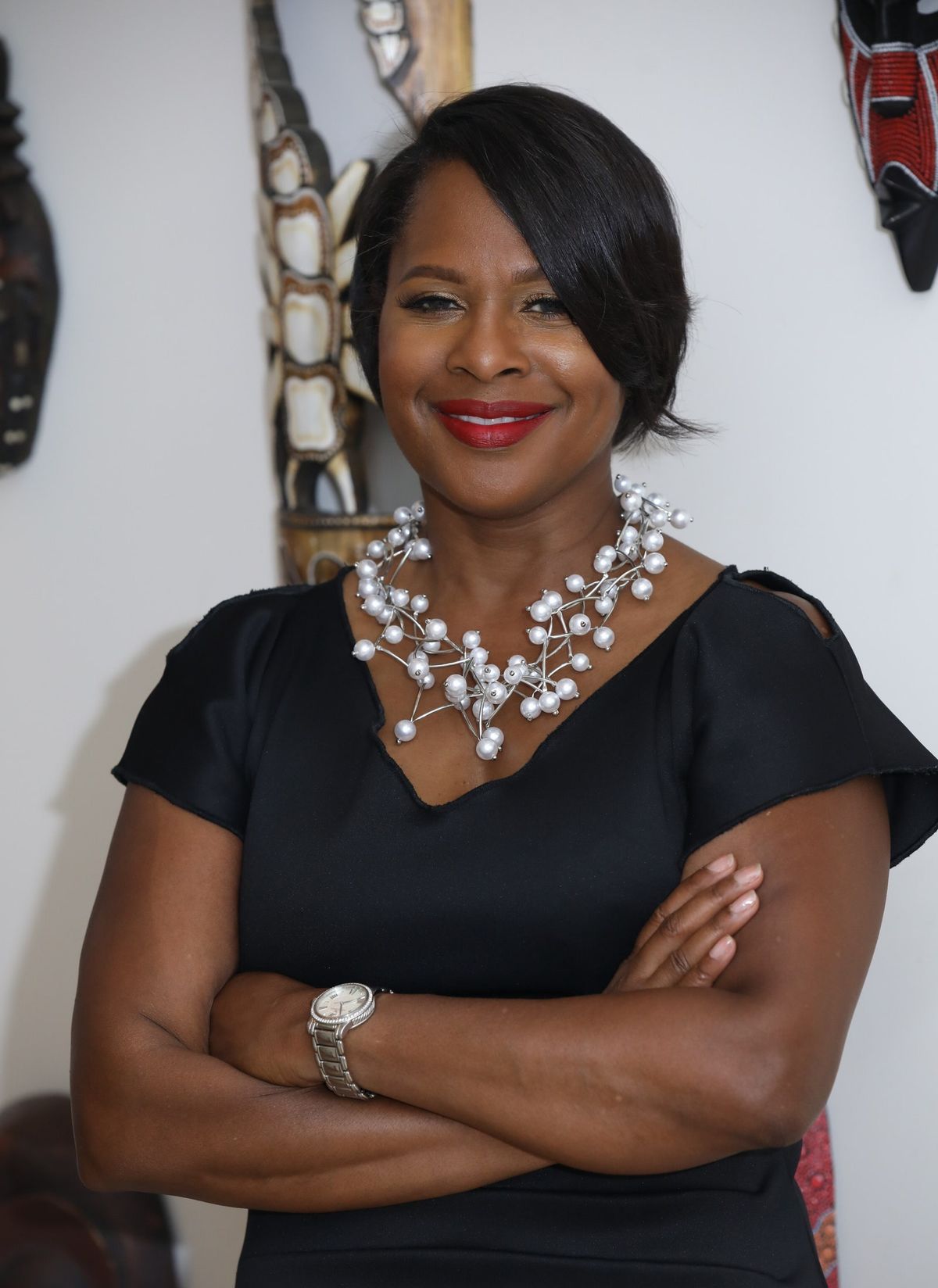 Joan HIgginbotham con perlas y vestido negro