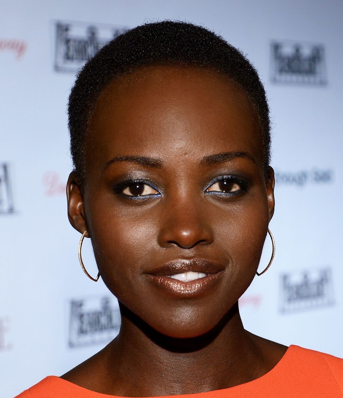 La imagen puede contener a Lupita Nyong
