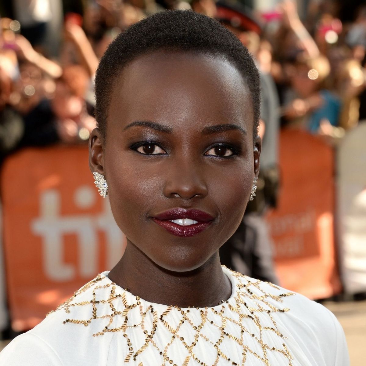 La imagen puede contener a Lupita Nyong