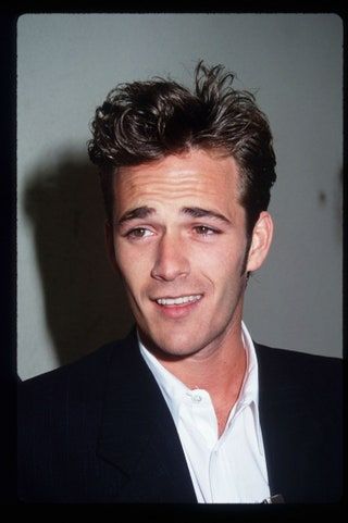 La imagen puede contener Luke Perry Persona humana Abrigo Traje Ropa Abrigo Ropa Moda Corbata y accesorios