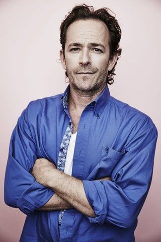 La imagen puede contener a Luke Perry Human y Person