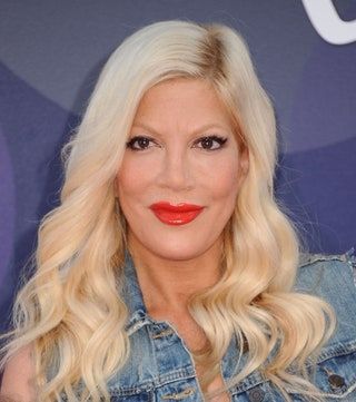 La imagen puede contener Tori Spelling Woman Human Blonde Female Teen Girl Kid Person Child Hair Face and Lipstick
