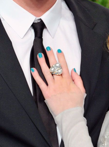 La imagen puede contener Accesorios Accesorio Corbata Ropa Ropa Persona humana Joyas Anillo y corbata