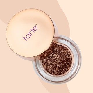 La imagen puede contener cosméticos, maquillaje facial y lámpara.