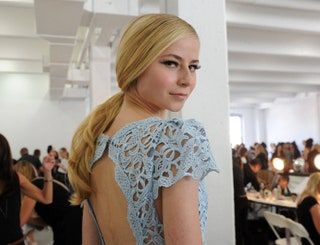 Bild könnte enthalten Kleidung Kleidung Ärmel Menschliche Person Mode Abendkleid Kleid Robe und Langarm
