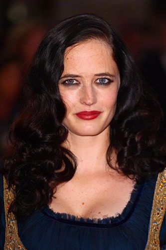 La imagen puede contener cabello de persona humana de cara verde de Eva y cabello negro