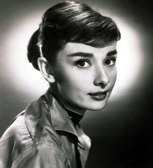 Nuotraukoje gali būti Audrey Hepburn Veido, žmogaus galvos atlikėjo plaukų fotografija ir portretas