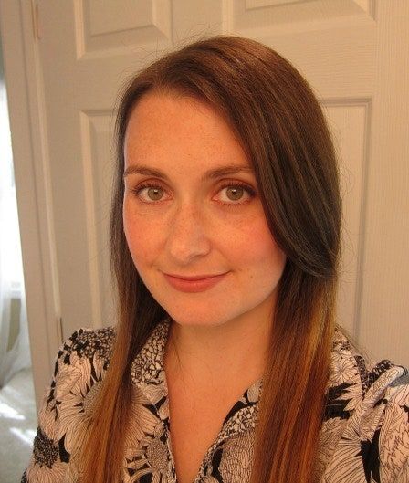 Bild kann enthalten Gesicht Mensch Person Wohnkultur Lächeln Kleidung Bekleidung und Haare