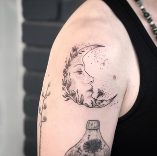 Delikat linje tatuering av en måne