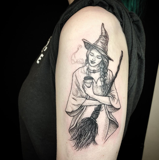 Tatuering av en häxa som håller kaffe